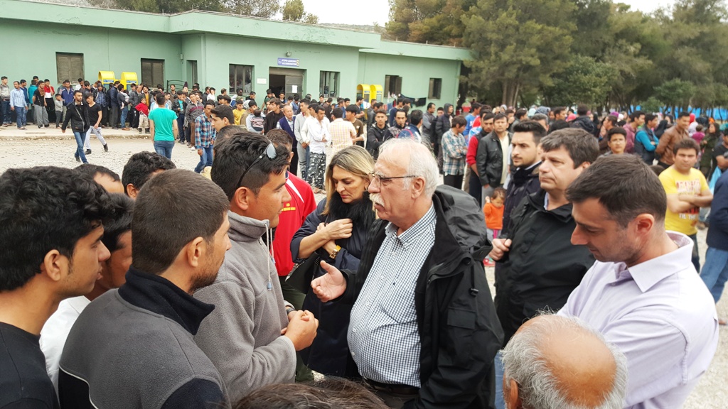 Επίσκεψη ΑΝΥΕΘΑ Δημήτρη Βίτσα στο κέντρο μετεγκατάστασης προσφύγων στο Σχιστό